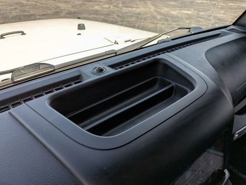 Used 2018 Jeep Wrangler Unlimited Sahara w/ Connectivity Group AWD/4WD image 27
