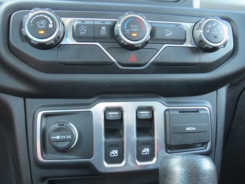 Used 2019 Jeep Wrangler Sport AWD/4WD image 16