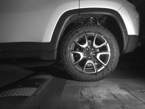 Used 2025 Jeep Compass Trailhawk AWD/4WD image 14