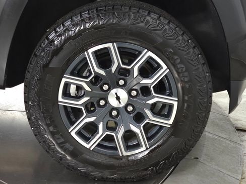 Used 2024 Chevrolet Colorado Z71 w/ Z71 Convenience Package 2 AWD/4WD image 11