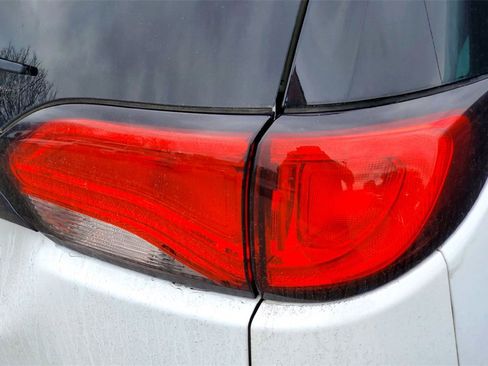 Used 2023 Chrysler Voyager LX image 5