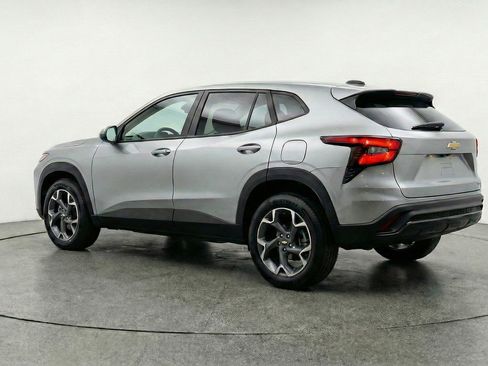 Used 2025 Chevrolet Trax LT w/ LT Convenience Package FWD image 6