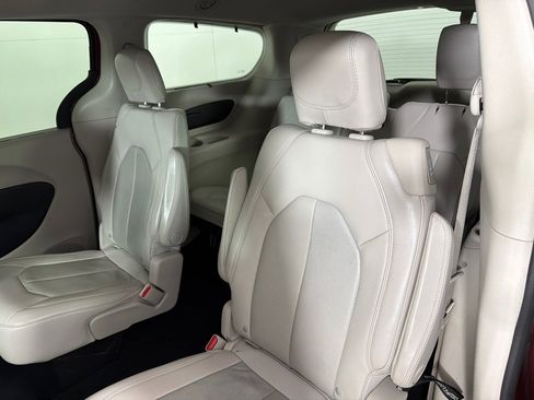 Used 2021 Chrysler Pacifica Touring-L FWD image 17