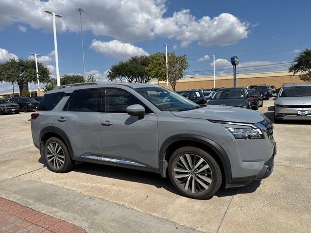 Used 2022 Nissan Pathfinder Platinum w/ Cargo Package AWD/4WD image 2