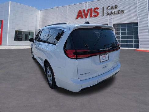 Used 2023 Chrysler Pacifica Limited image 7