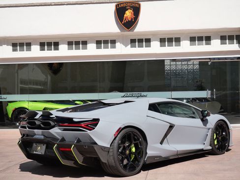 Used 2025 Lamborghini Revuelto AWD/4WD image 3
