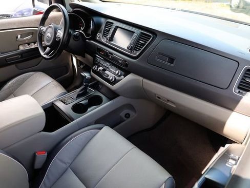 Used 2017 Kia Sedona LX w/ LX Essentials Premium Package image 18