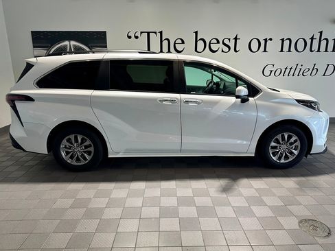 Used 2025 Toyota Sienna XLE AWD/4WD image 3
