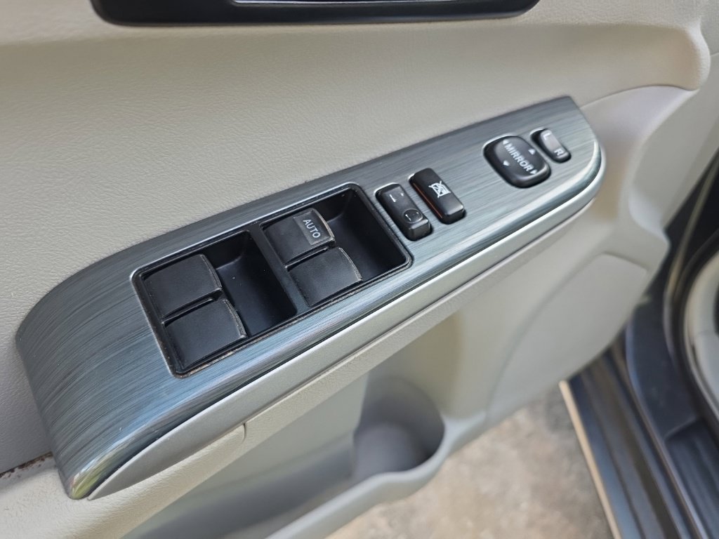 Used 2012 Toyota Camry XLE w/ Leather Pkg FWD image 11