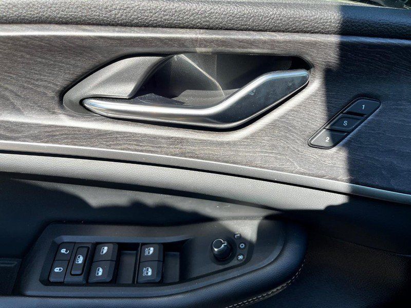 Used 2024 Jeep Grand Cherokee Limited AWD/4WD image 8