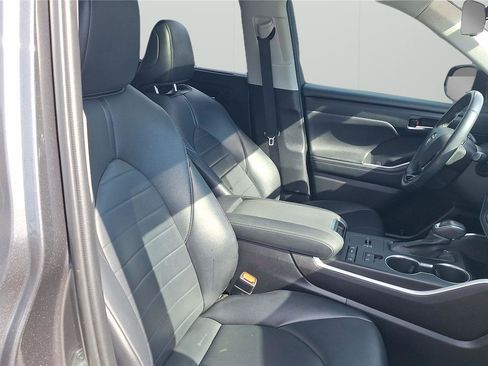 Used 2021 Toyota Highlander XLE image 19