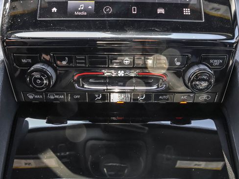 New 2025 Jeep Grand Cherokee Altitude image 19