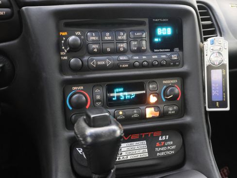 Used 2000 Chevrolet Corvette Convertible w/ Memory Pkg RWD image 10