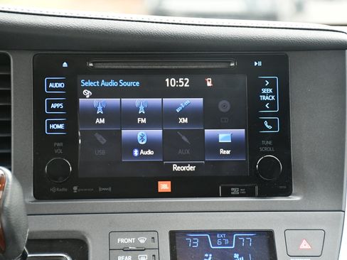 Used 2017 Toyota Sienna Limited Premium image 18