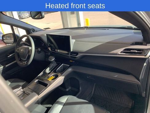 Used 2025 Toyota Sienna XLE Woodland Edition image 20