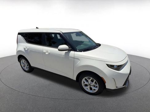 Used 2025 Kia Soul LX w/ LX Technology Package FWD image 2
