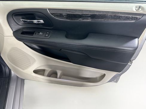 Used 2016 Chrysler Town & Country Touring w/ Driver Convenience Group image 28