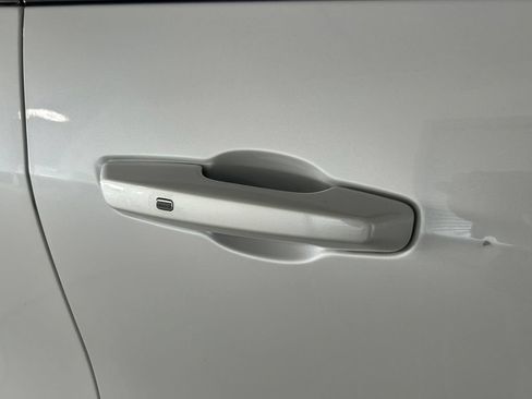 Used 2024 Chevrolet Traverse RS FWD image 39