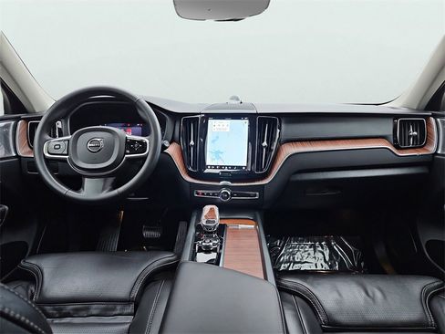 Used 2023 Volvo XC60 B6 Ultimate w/ Protection Package Premier image 11