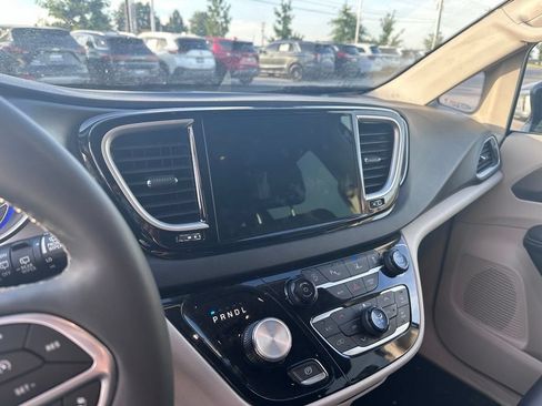 Used 2024 Chrysler Pacifica Touring-L FWD image 7