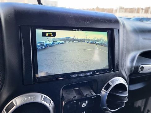 Used 2015 Jeep Wrangler Unlimited Rubicon w/ Connectivity Group image 21