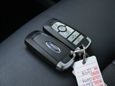 Certified 2022 Ford F250 Lariat w/ Black Appearance Package image 37