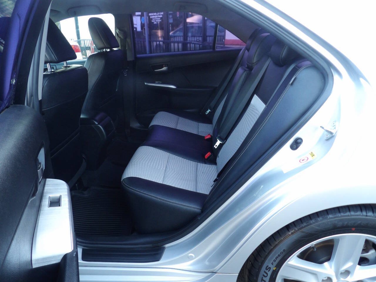 Used 2012 Toyota Camry SE w/ Preferred Accessory Pkg FWD image 10