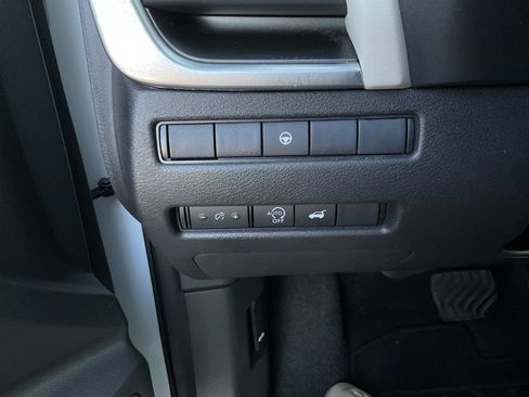 Used 2025 Nissan Rogue SV FWD image 21