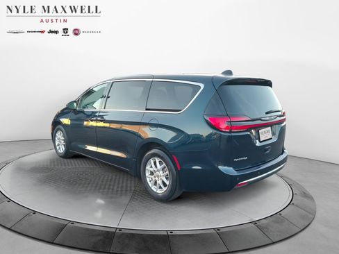 Used 2023 Chrysler Pacifica Touring-L image 13