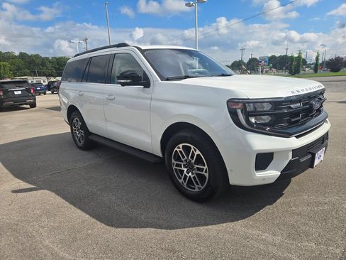 Used 2025 Ford Expedition Active RWD image 2