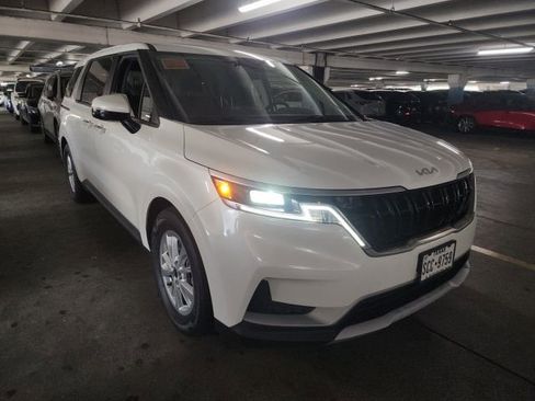 Used 2023 Kia Carnival LX FWD image 2