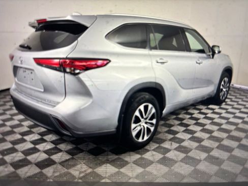 Used 2022 Toyota Highlander XLE AWD/4WD image 2
