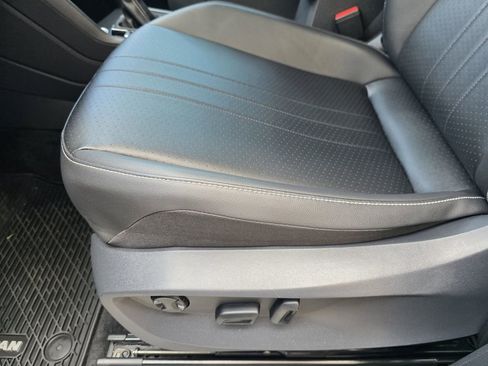 Used 2024 Volkswagen Tiguan SE R-Line image 18