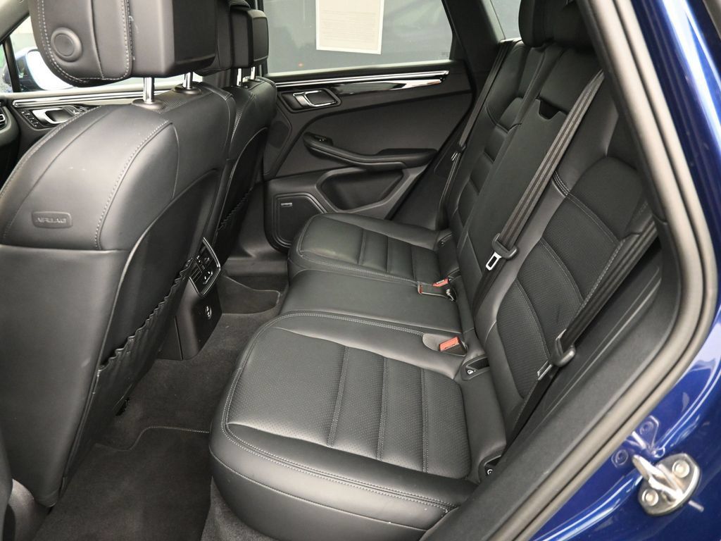Certified 2024 Porsche Macan AWD/4WD image 7