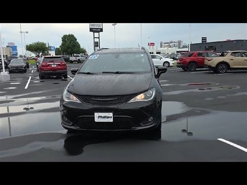 Used 2020 Chrysler Pacifica Touring-L Plus w/ S Appearance Package image 3