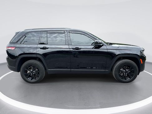 Used 2024 Jeep Grand Cherokee Altitude AWD/4WD image 9