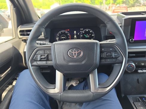 Used 2025 Toyota Tacoma TRD Sport AWD/4WD image 18