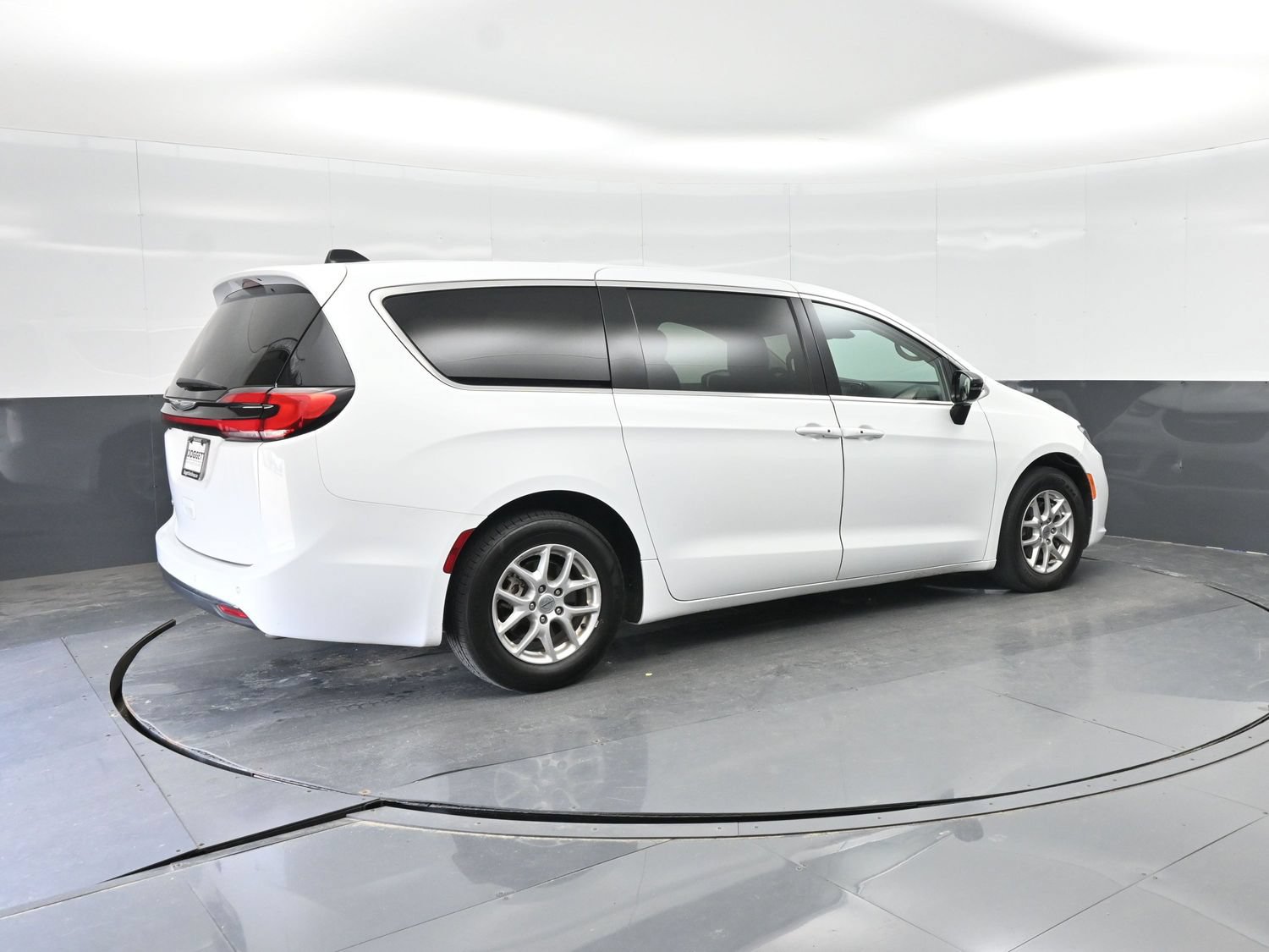 Used 2024 Chrysler Pacifica Touring-L FWD image 11