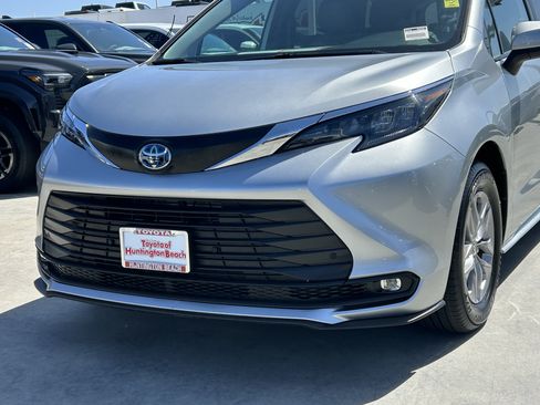 Certified 2025 Toyota Sienna XLE FWD image 7