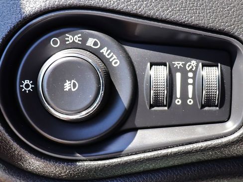 Used 2019 Jeep Renegade Latitude FWD image 41