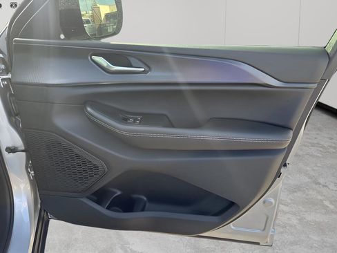 New 2025 Jeep Grand Cherokee Altitude image 12