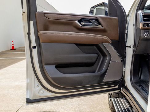 Used 2025 GMC Yukon Denali Ultimate w/ LPO, Floor Liner Package AWD/4WD image 38