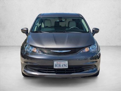 Used 2018 Chrysler Pacifica L FWD image 2
