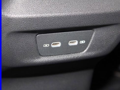 Used 2025 Volkswagen Tiguan SE image 27