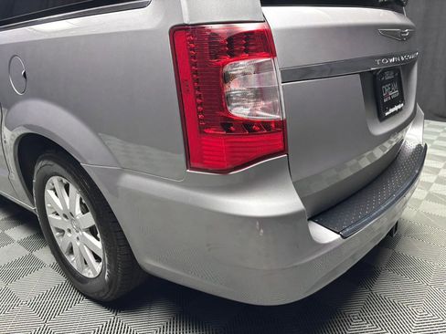 Used 2016 Chrysler Town & Country Touring w/ Driver Convenience Group image 13