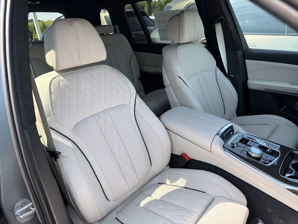 Used 2027 BMW X7 M60i AWD/4WD image 21