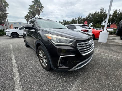 Used 2017 Hyundai Santa Fe SE FWD image 2