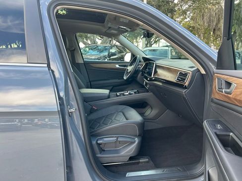 Used 2025 Volkswagen Atlas SE w/ Panoramic Sunroof Package image 40