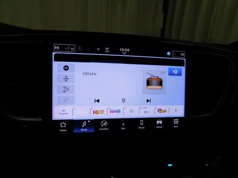 Used 2025 Chrysler Pacifica Limited image 30