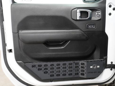 Used 2023 Jeep Gladiator Overland image 16